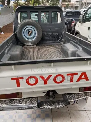 Toyota Land Cruiser 2009 White