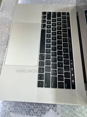 New Laptop Apple MacBook Pro 2018 16GB Intel Core i7 SSD 256GB