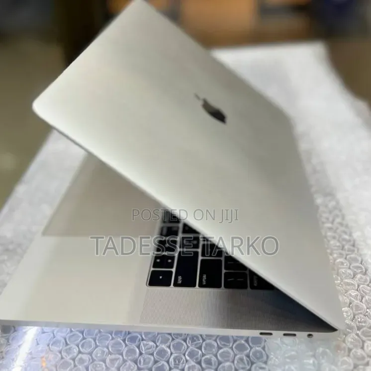 New Laptop Apple MacBook Pro 2018 16GB Intel Core i7 SSD 256GB