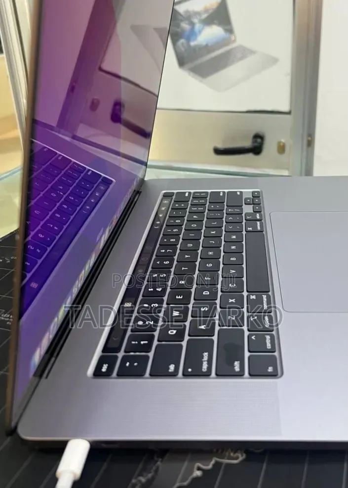 New Laptop Apple MacBook Pro 2019 16GB Intel Core i9 SSD 512GB