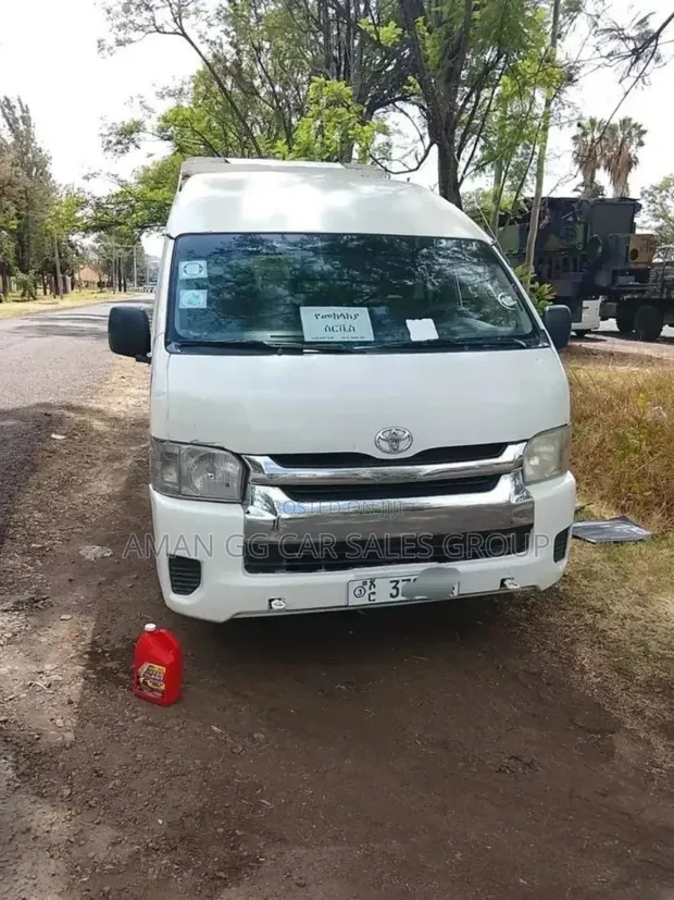 Toyota HiAce 2014 White
