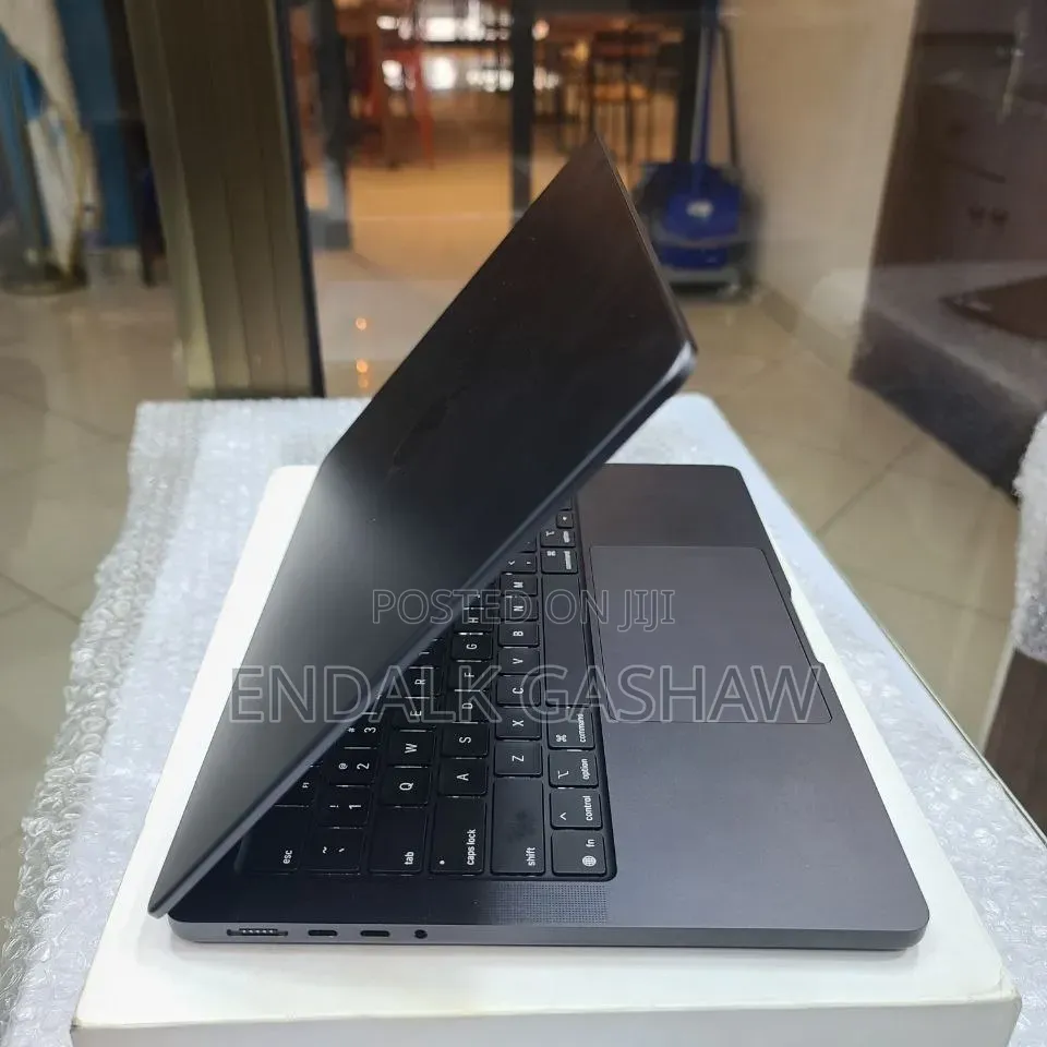 New Laptop Apple MacBook Pro 2025 M5 14-inch 16GB Apple M5 SSD 512GB