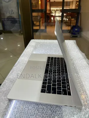 New Laptop Apple MacBook Pro 2018 16GB Intel Core i7 SSD 256GB