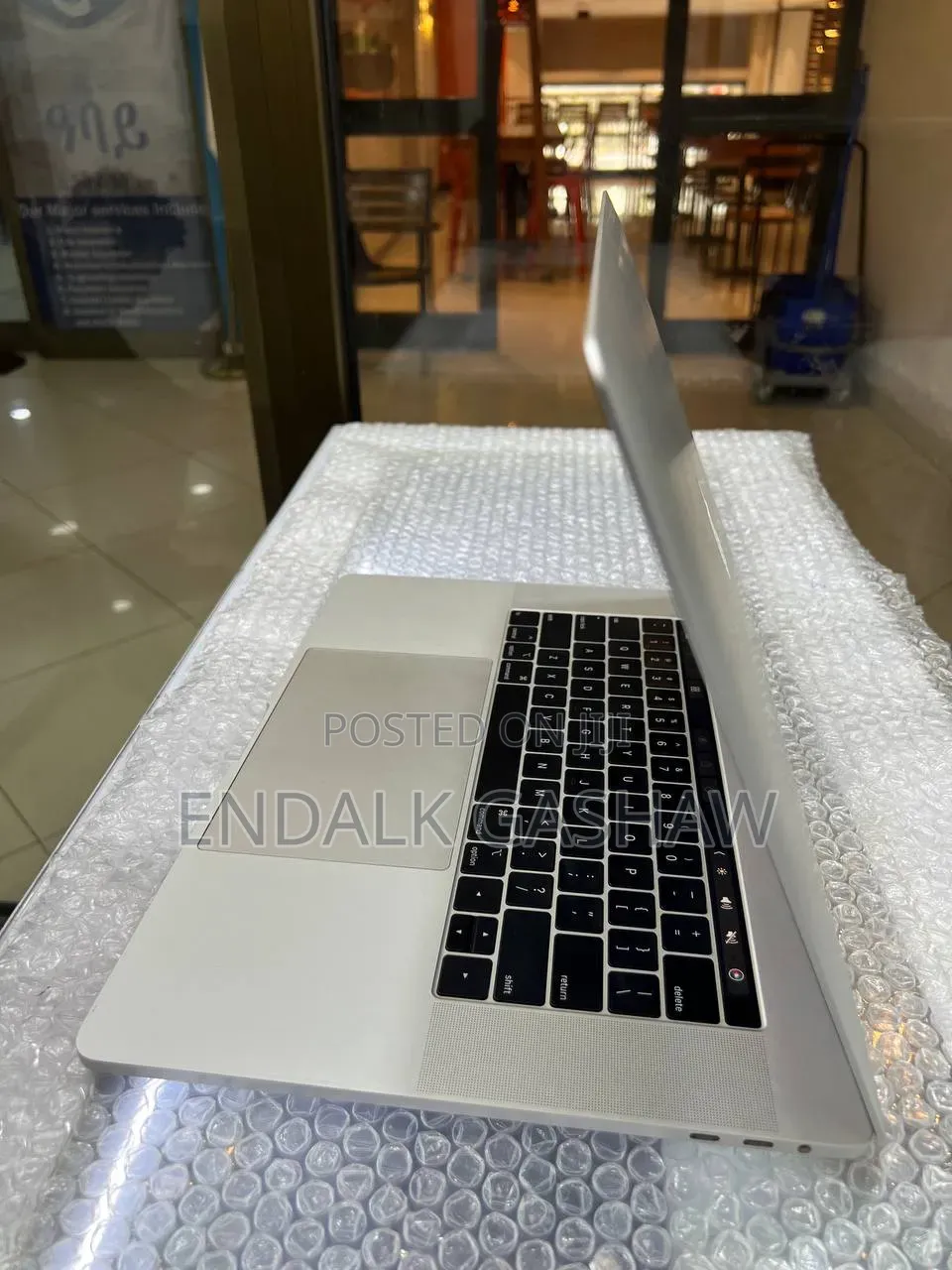 New Laptop Apple MacBook Pro 2018 16GB Intel Core i7 SSD 256GB