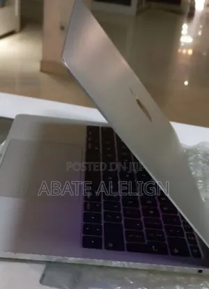 New Laptop Apple MacBook Pro 2017 8GB Intel Core i5 SSD 256GB