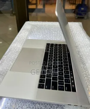 New Laptop Apple MacBook 2018 16GB Intel Core i7 SSD 256GB