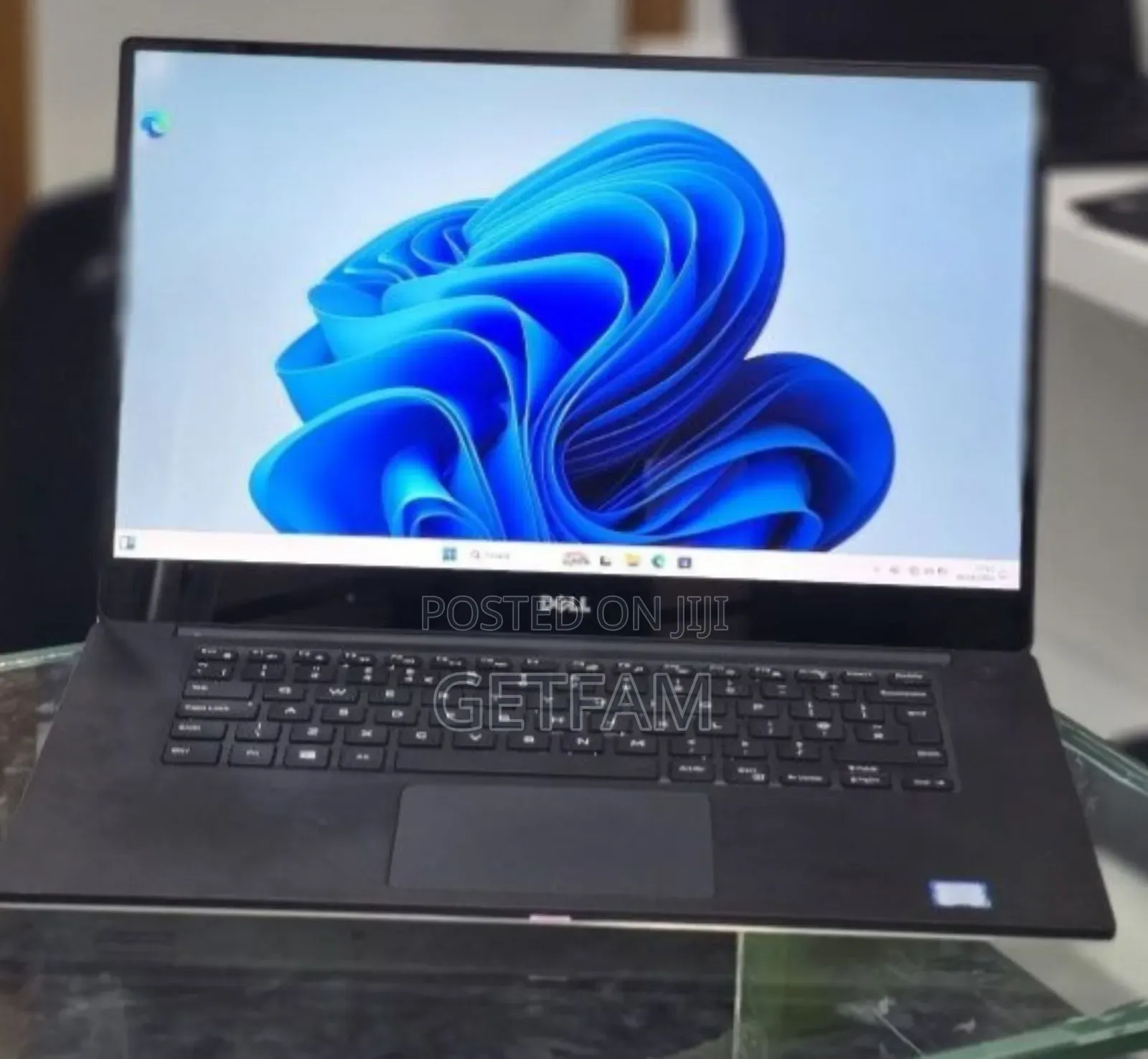 New Laptop Apple MacBook Pro 2017 8GB Intel Core i7 SSD 256GB