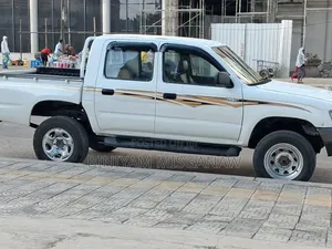 Toyota Hilux 2002 White