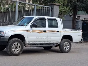 Toyota Hilux 2002 White