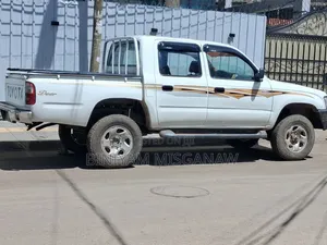 Toyota Hilux 2002 White