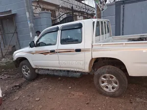 Toyota Hilux 2002 White