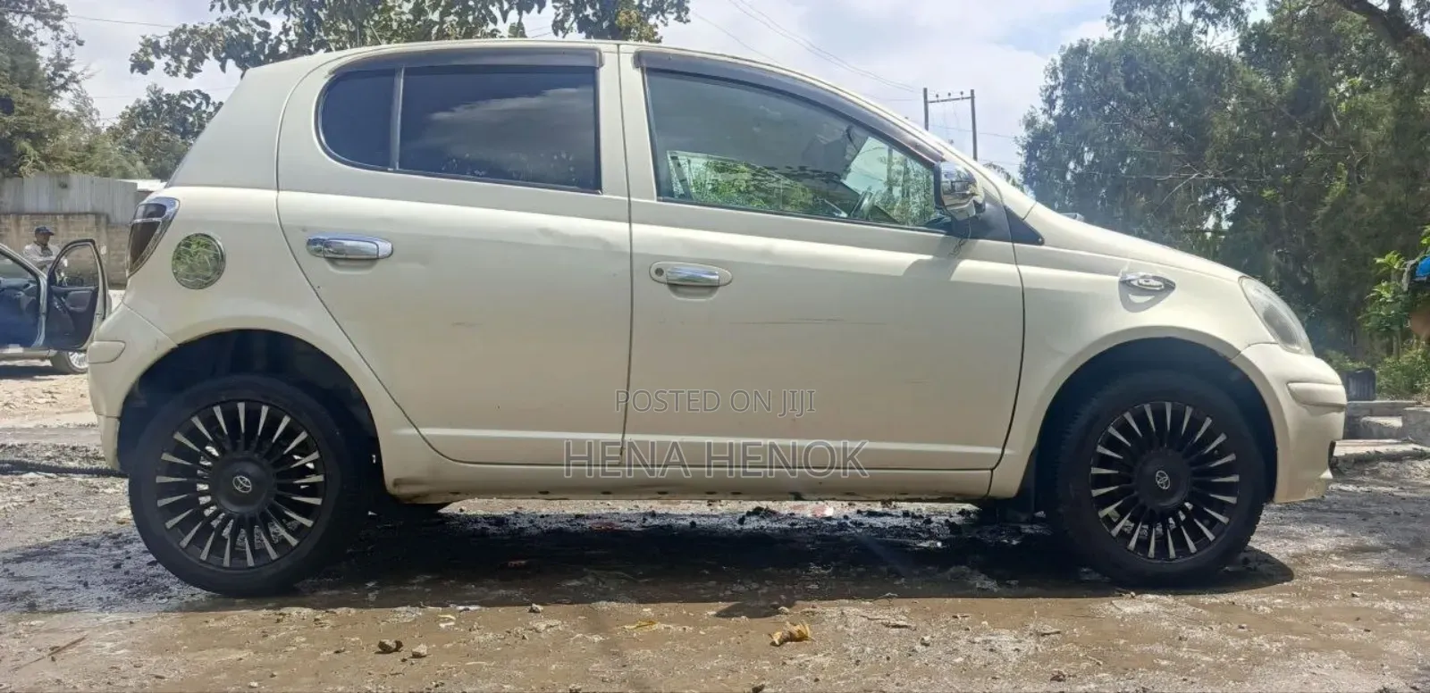 Toyota Vitz 2004 White