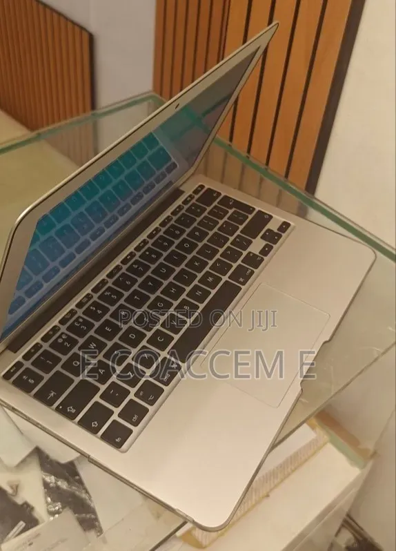 New Laptop Apple MacBook 4GB Intel Core i5 SSD 128GB