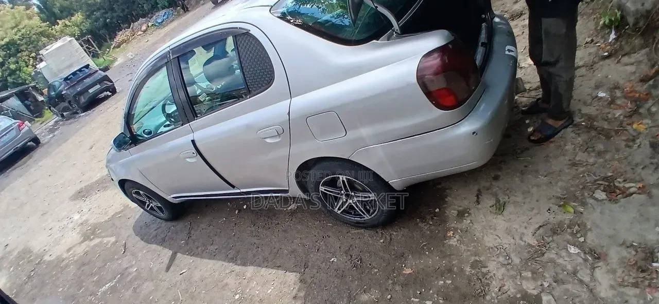 Toyota Platz 2001 Silver
