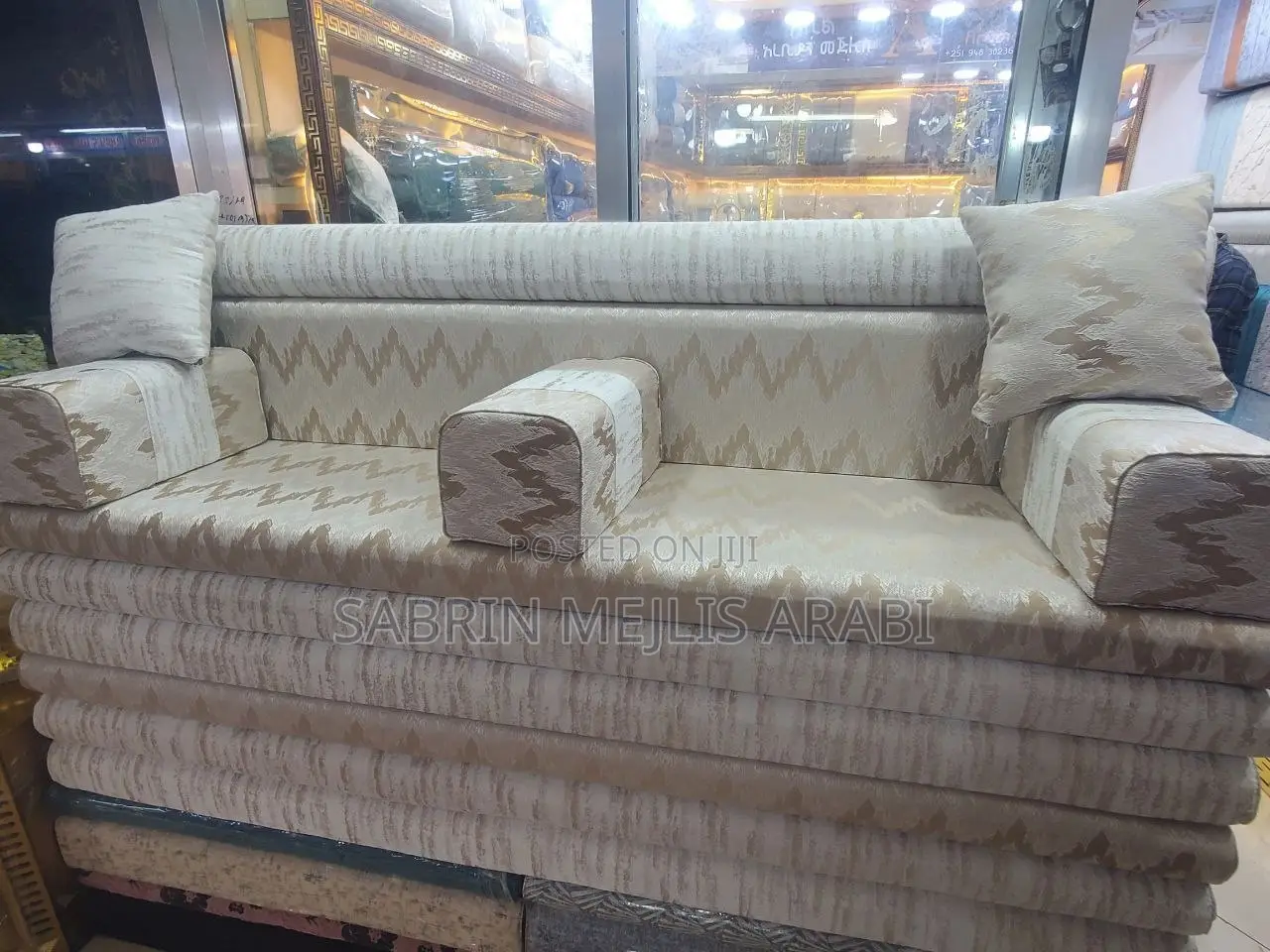 Arabian Sofa መጅሊስ