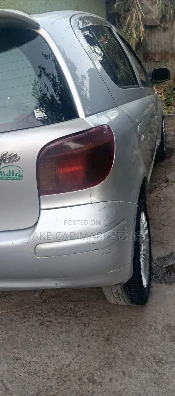 Toyota Vitz 2004 Silver