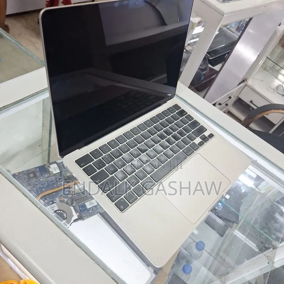 New Laptop Apple MacBook Air 2023 M2 16GB Apple M2 SSD 256GB