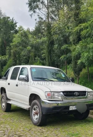 Toyota Hilux 2004 White