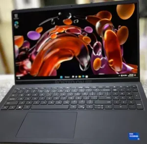 New Laptop Dell Vostro 3520 8GB Intel Core i5 HDD 1T