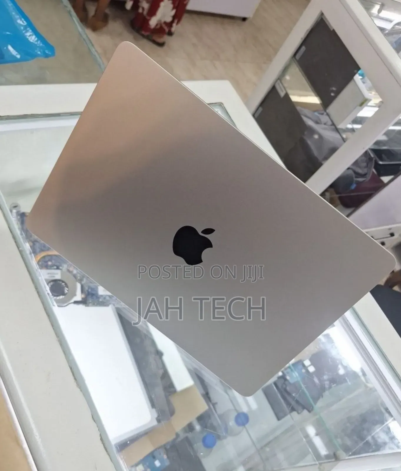 New Laptop Apple MacBook Air 2022 M2 16GB Apple M2 SSD 256GB