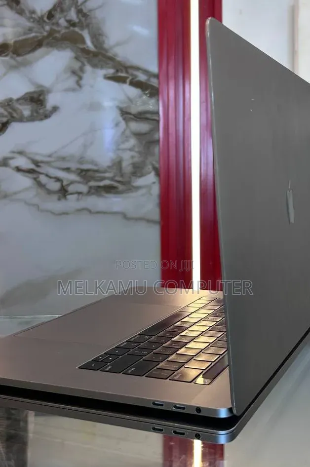 New Laptop Apple MacBook Pro 2018 16GB Intel Core i7 SSD 512GB