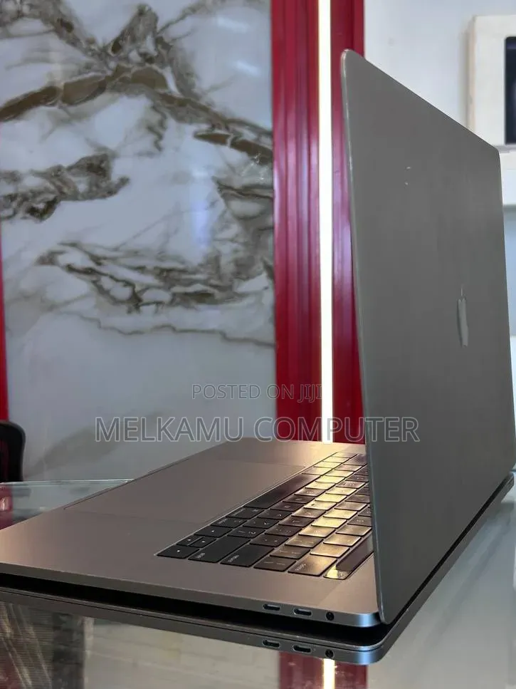 New Laptop Apple MacBook Pro 2018 16GB Intel Core i7 SSD 512GB