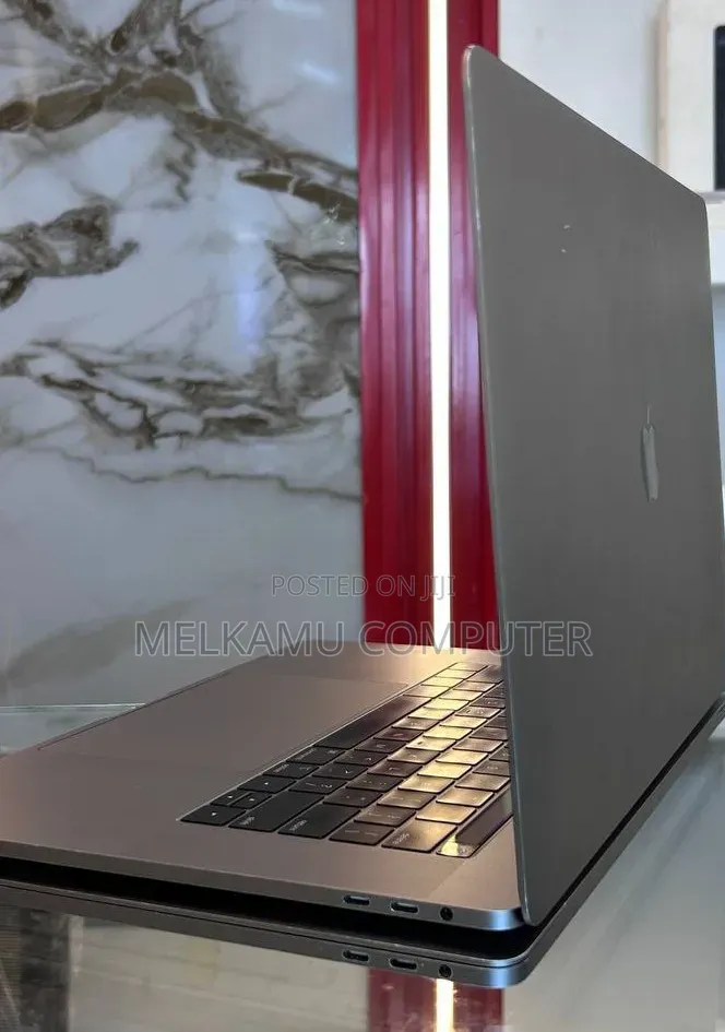 New Laptop Apple MacBook Pro 2018 16GB Intel Core i7 SSD 512GB