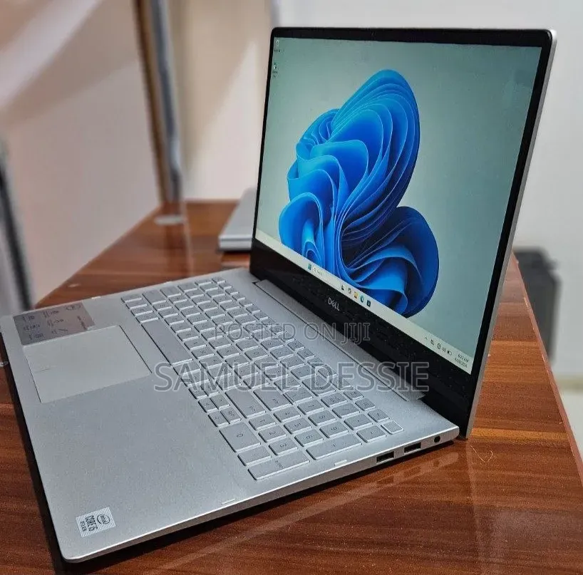 New Laptop Dell Inspiron 15 8GB Intel Core i5 SSD 256GB