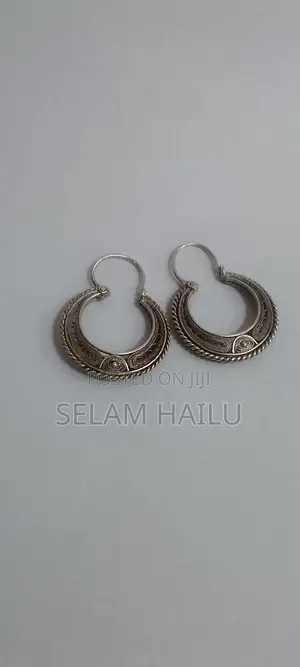Silver Hoop Earrings – Elegant Design