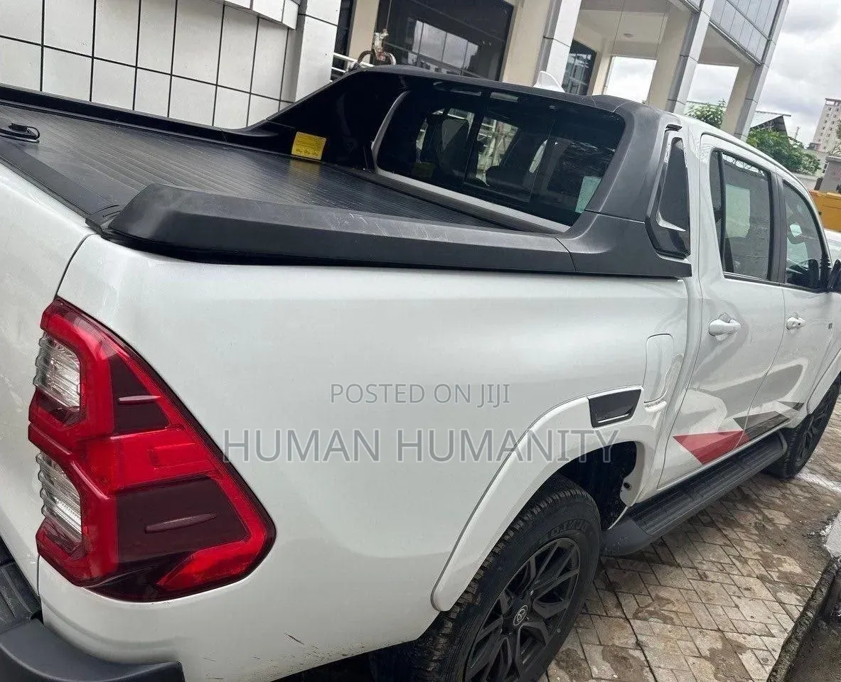 Toyota Hilux 2023 White
