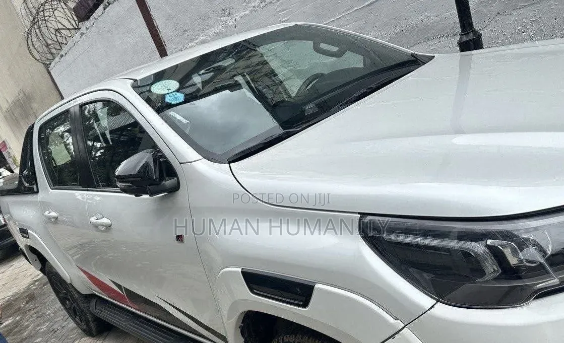 Toyota Hilux 2023 White