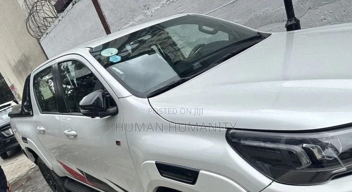 Toyota Hilux 2023 White