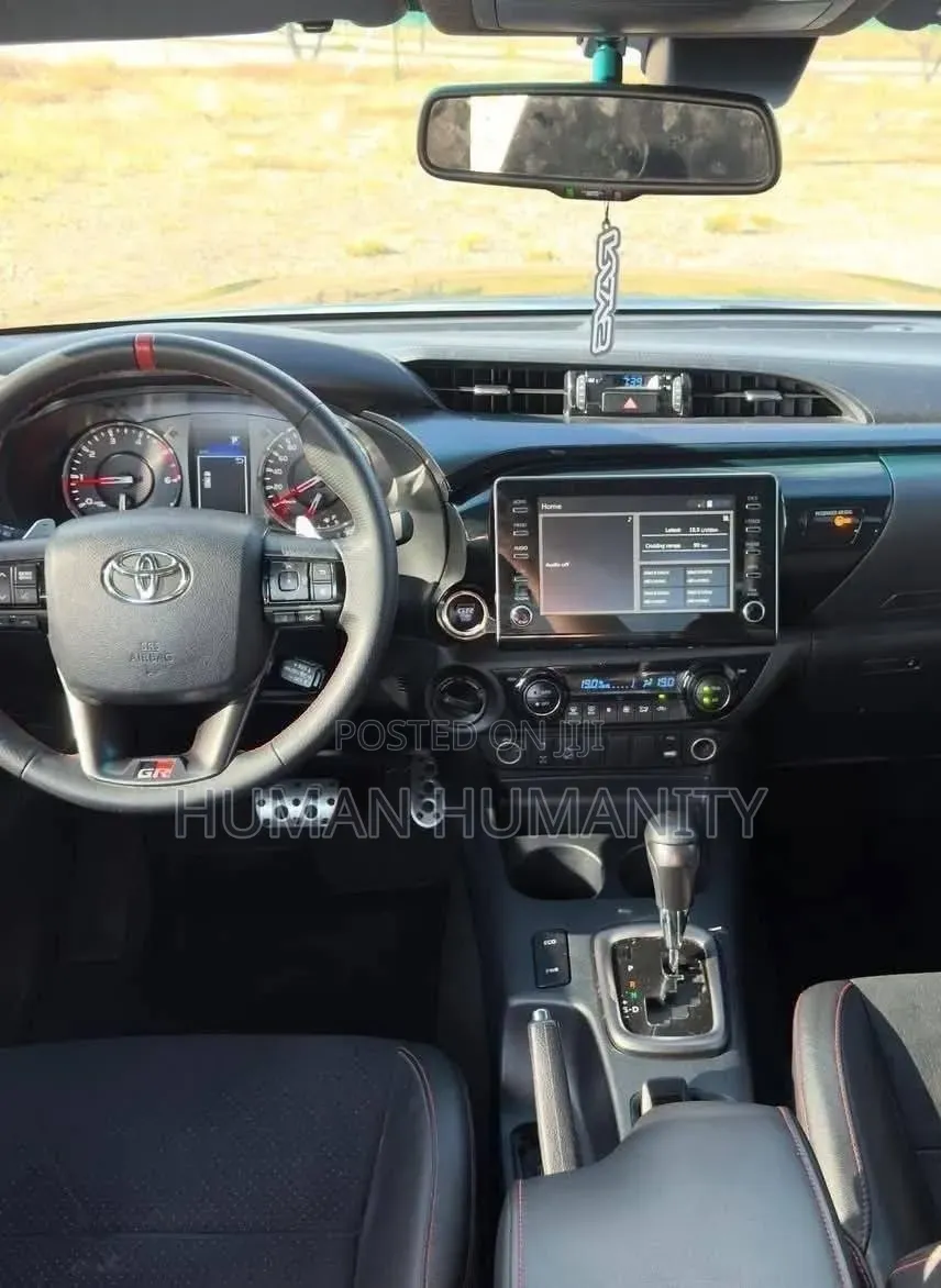 Toyota Hilux 2023 White