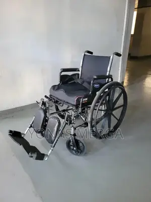 Invacare Orginal Wheelchair怜破adult With 20" Seat Width and Full Arms