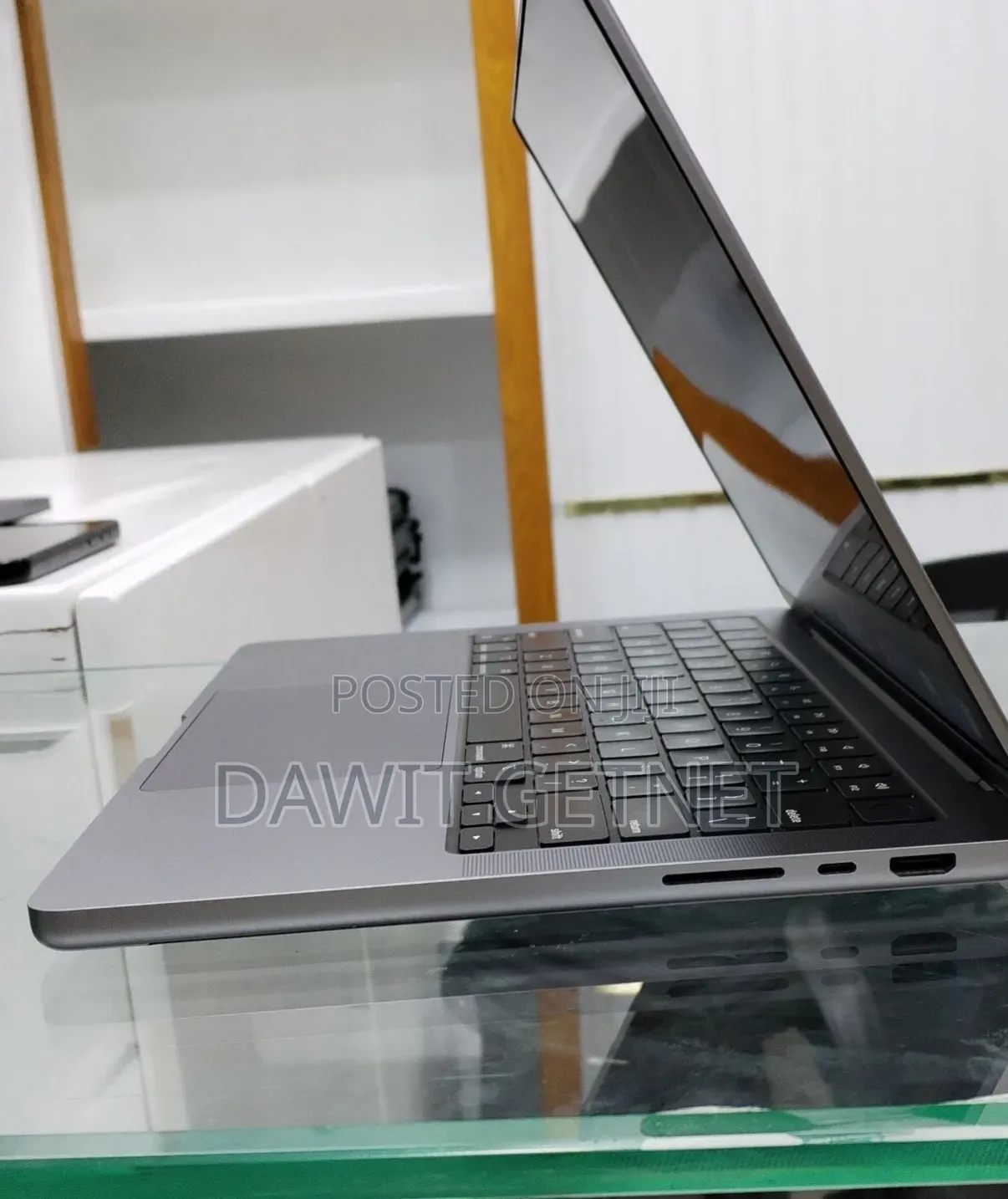 New Laptop Apple MacBook Pro 2021 M1 16GB Apple M1 Pro SSD 512GB