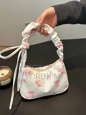 White Ruched Handle Shoulder Bag — Trendy Minimalist Purse