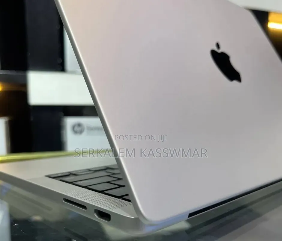 New Laptop Apple MacBook Pro 8GB Apple M3 SSD 512GB