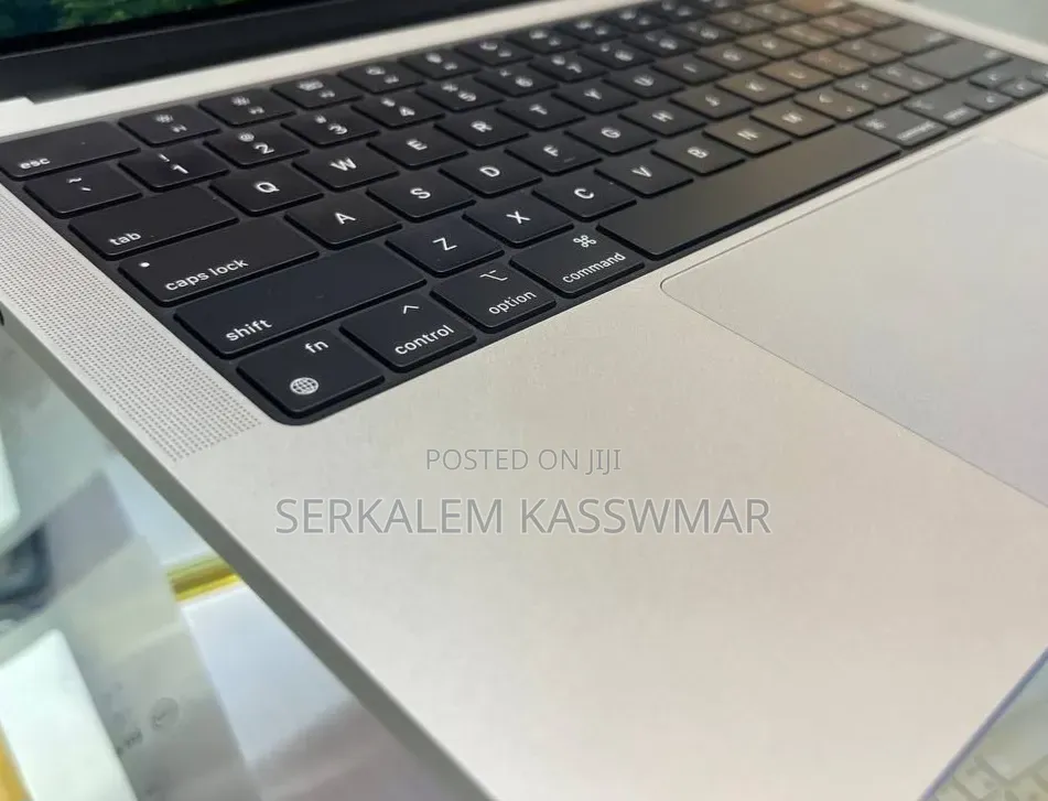 New Laptop Apple MacBook Pro 8GB Apple M3 SSD 512GB