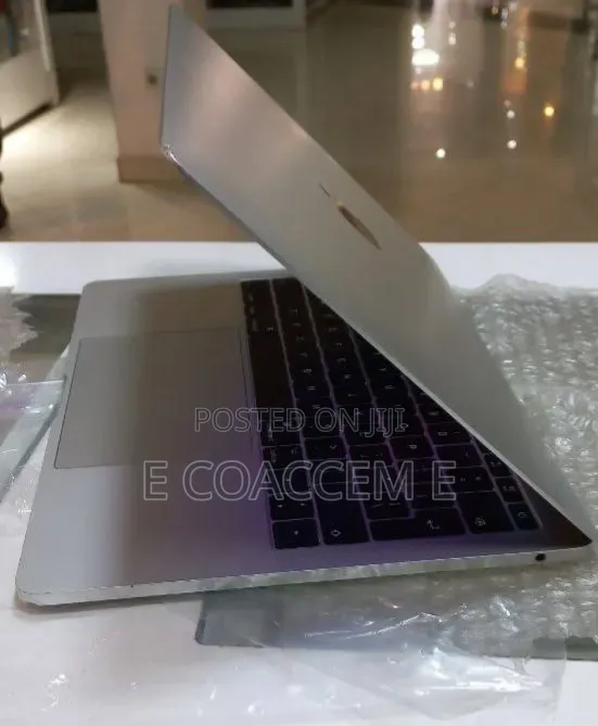 New Laptop Apple MacBook 8GB Intel Core i5 SSD 256GB