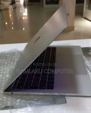 New Laptop Apple MacBook Pro 2017 8GB Intel Core i5 SSD 256GB