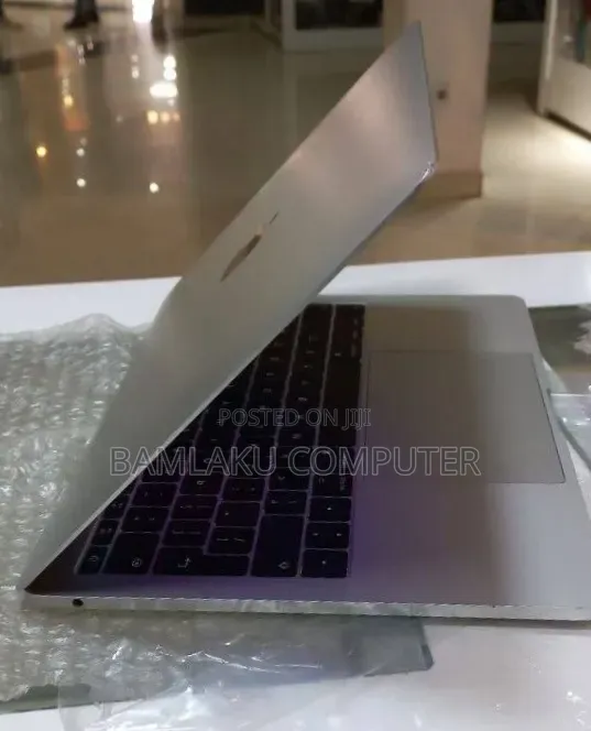 New Laptop Apple MacBook Pro 2017 8GB Intel Core i5 SSD 256GB