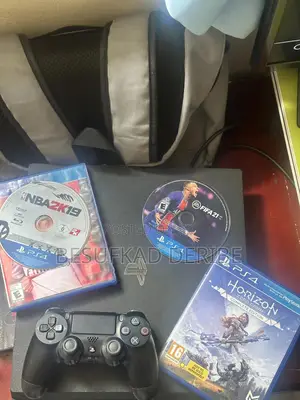 Playstation 4 Pro With 1 Joystick and 3 Cd Games
