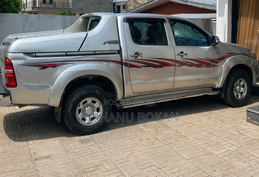 Toyota Hilux 3.0 D-4D 4x4 2014 Gold