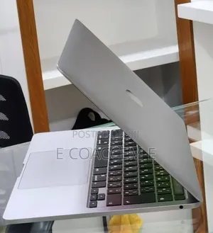 New Laptop Apple MacBook 8GB Intel Core i5 SSD 512GB