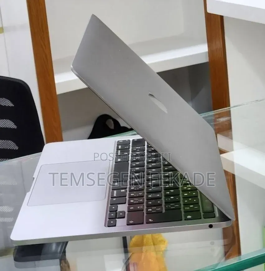 New Laptop Apple MacBook Pro 2020 8GB Intel Core i5 SSD 512GB