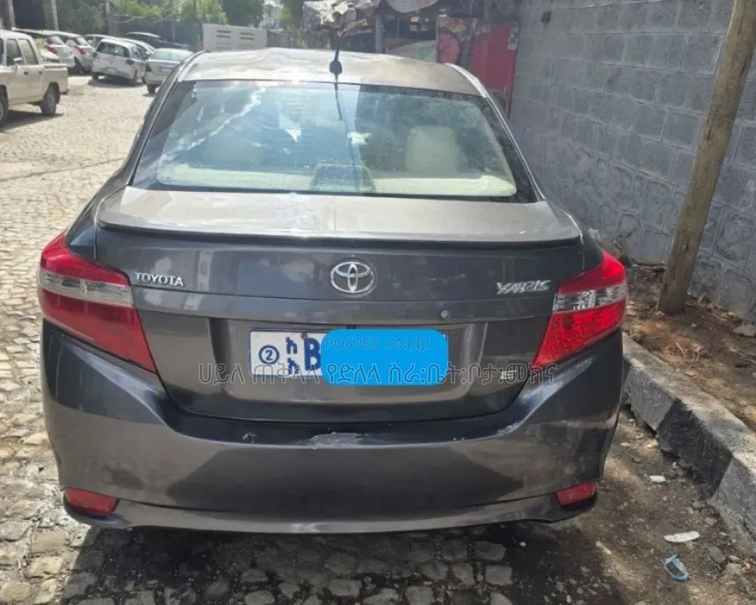Toyota Yaris 2016 Gray
