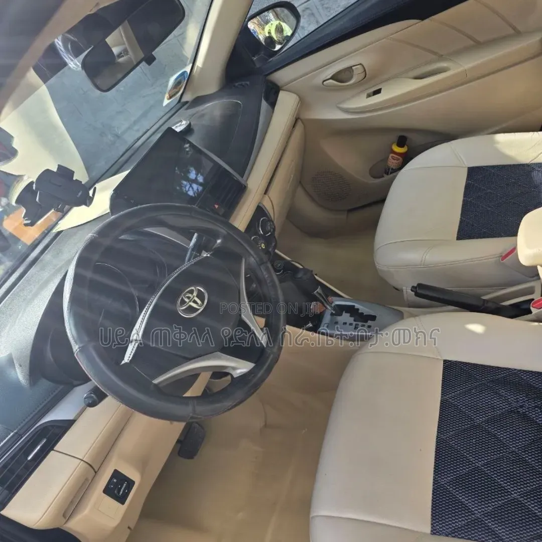 Toyota Yaris 2016 Gray