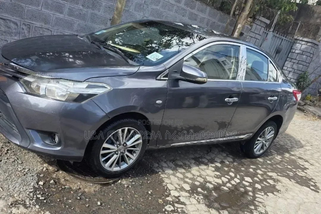 Toyota Yaris 2016 Gray