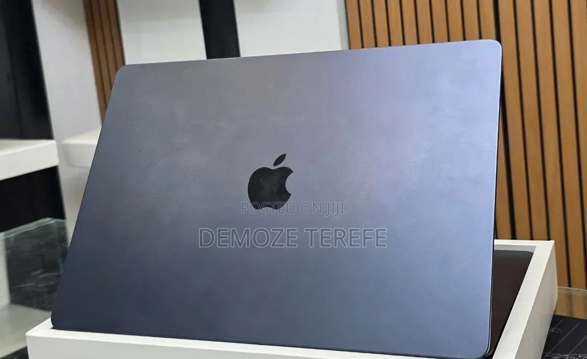 New Apple MacBook Air 2025 M4 15-inch 16GB Apple M4 Pro SSD 256GB