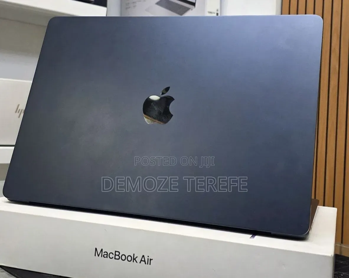 New Apple MacBook Air 2025 M4 15-inch 16GB Apple M4 Pro SSD 256GB